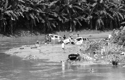 6月14日，在柳州市古亭山片区狮王路旁的一条冲沟里有几辆被冲毁的汽车。新华社发
