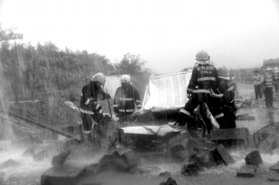 14日，受强对流天气影响，河南省林州市任村镇天桥渠渡槽北渠墙坍塌，造成6死2伤。消防官兵冒雨救援。新华社发