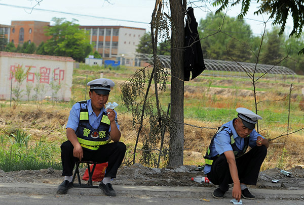 甘肃一群工地工人穿山寨警服执勤数月