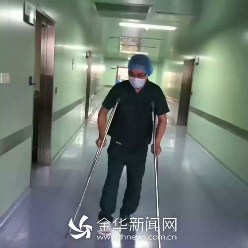 陈为拄着拐杖赶到医院。