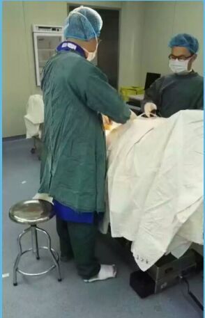 陈为单腿站了2个多小时顺利做完了手术。