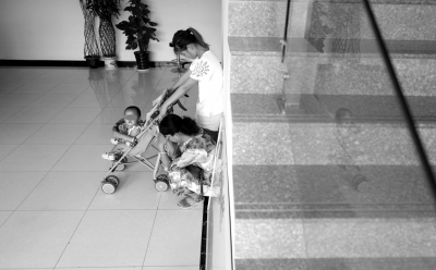 两名被抓获的女“分虫”，其中一名在招揽生意时还推着婴儿车。京华时报记者欧阳晓菲摄