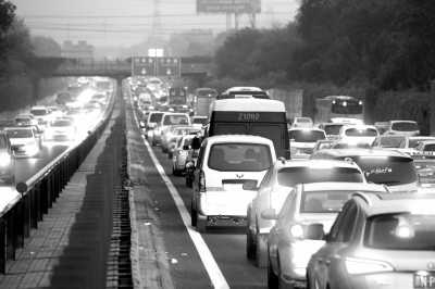9月30日19时许，京津塘高速出京方向拥堵。京华时报记者赵思衡摄