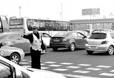 昨天，京承高速收费站出京方向拥堵，交警在疏导交通。京华时报记者赵思衡摄