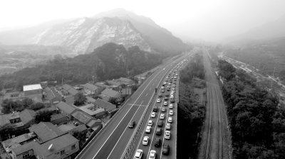 昨天，八达岭高速出京方向拥堵，与进京车道对比鲜明。京华时报记者潘之望摄