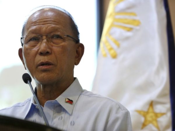 10月7日，菲律宾国防部长德尔芬·洛伦扎纳在马尼拉举行的新闻发布会上发言。（新华／美联）