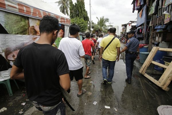 10月6日，菲律宾马尼拉，警察逮捕贩毒嫌疑人。（新华／美联）