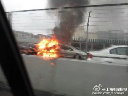 上海军工路隧道发生车祸 两车追尾引发大火 现场浓烟滚滚