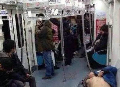 上了地铁就脱裤子撒尿，喝了酒也没这么撒野的！