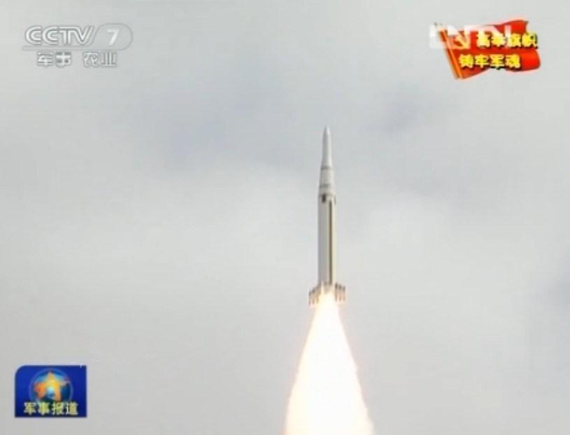 中国火箭军拜年霸气十足 竖起6枚东风15做背景
