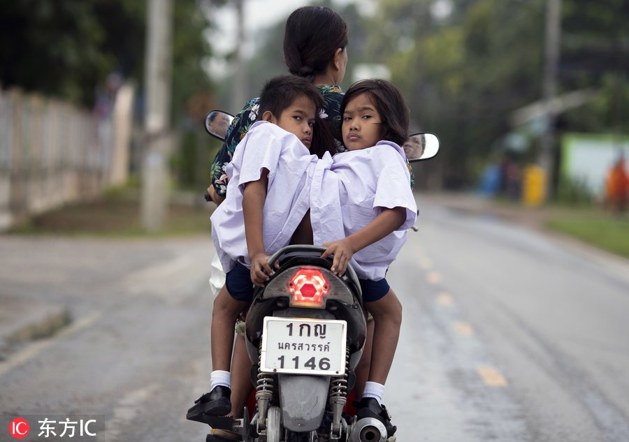 泰国连体姐妹花共享双腿:冒险分离不如快乐相伴