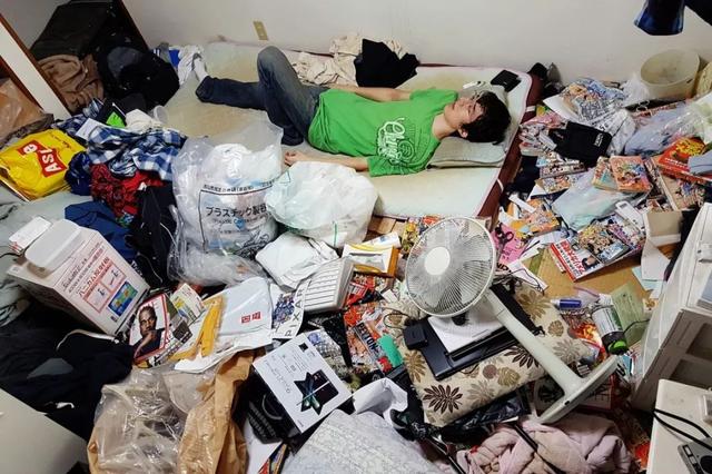 了漫画书和零食,只有铺着床铺的那一小块地方是空的,能让他躺上去睡觉