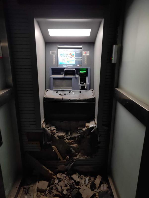 没钱花就去砸银行atm机平顶山一男子太专注被民警围捕