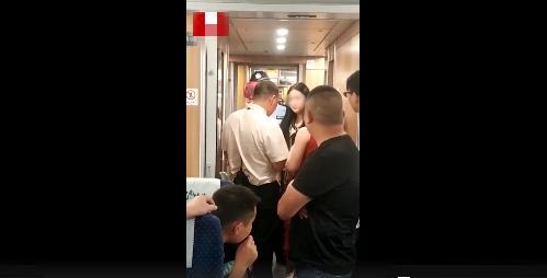 17岁女孩吸烟致动车车速骤降 车上乘客吓坏