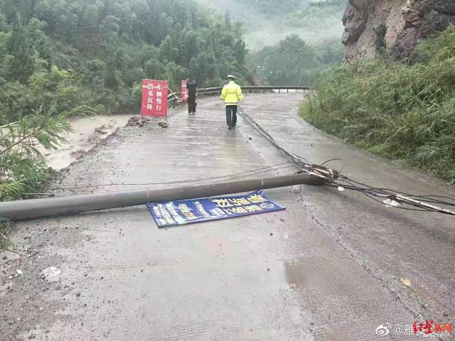 四川芦山暴雨 多条道路被冲毁无法通行 现场一片狼藉