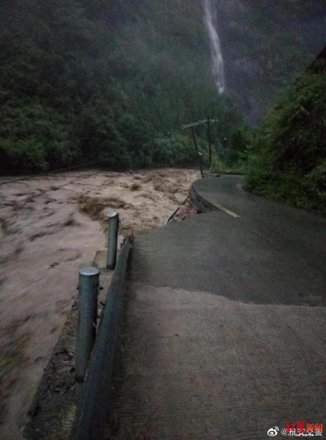 四川芦山暴雨 多条道路被冲毁无法通行 现场一片狼藉
