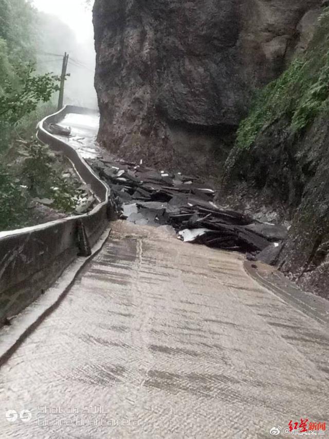 四川芦山暴雨 多条道路被冲毁无法通行 现场一片狼藉