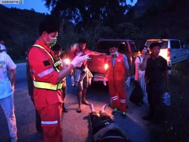 老挝车祸13人遇难 车上共有44名中国人，大多来自江苏南京一带