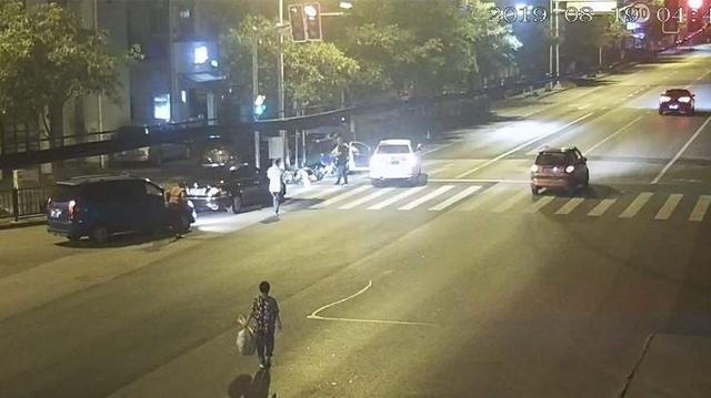 男子为逃避抓捕,竟当街放走10几只偷来的鸡、鸭、鹅试图毁灭证据