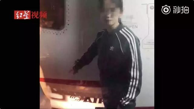 又来了！女学生机坪丢硬币 网友：别考研了！别学医了！