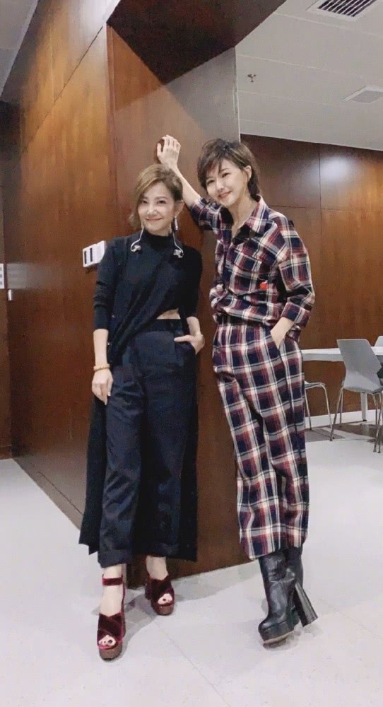 "天后"合体搞怪!孙燕姿梁静茹同框,粉丝福利来了