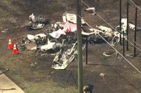 最新:美国飞机撞汽车致2死 机身散架碎一地现场惨不忍睹