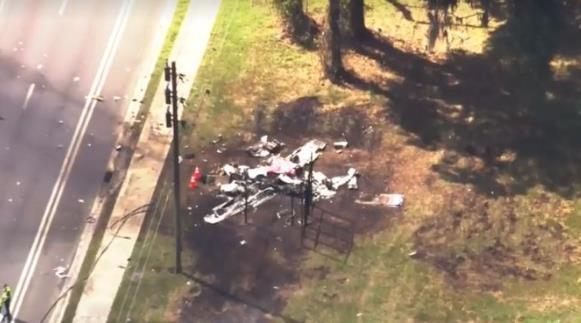 最新:美国飞机撞汽车致2死 机身散架碎一地现场惨不忍睹