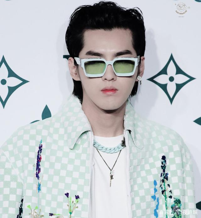 吴亦凡范丞丞合影一个霸气不羁一个清秀帅气