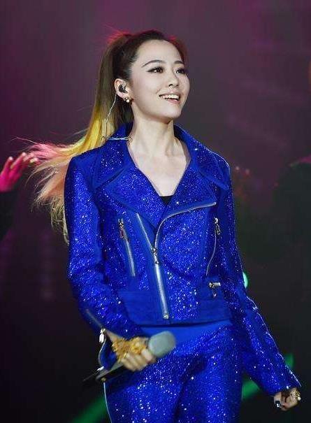 张靓颖现在经纪人 IMGf48e3894467153440606367.jpeg