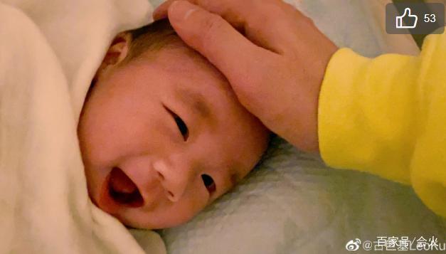 [孩子]古巨基儿子正面照曝光 吐舌大笑萌翻网友