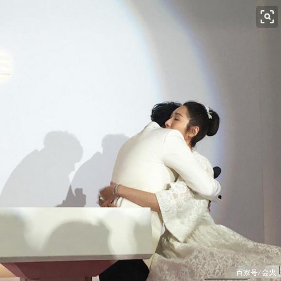 [孩子]古巨基儿子正面照曝光 吐舌大笑萌翻网友