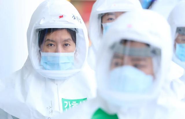 从坏典型到好榜样，韩国抗疫不靠“封城”靠什么？