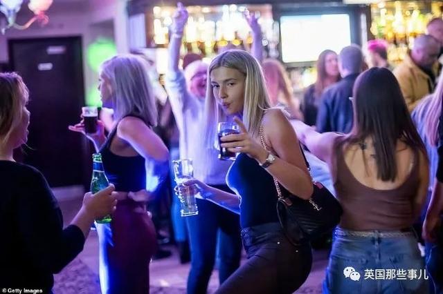 [Croydon]动真格！英国关闭餐厅酒吧 大街上人没了，超市门前全是人...