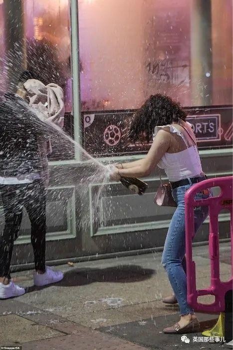 [Croydon]动真格！英国关闭餐厅酒吧 大街上人没了，超市门前全是人...