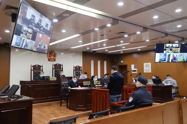 「变道」只要前方车辆变道, 就往上撞! 杭州两的哥“碰瓷”180余次, 被判刑！