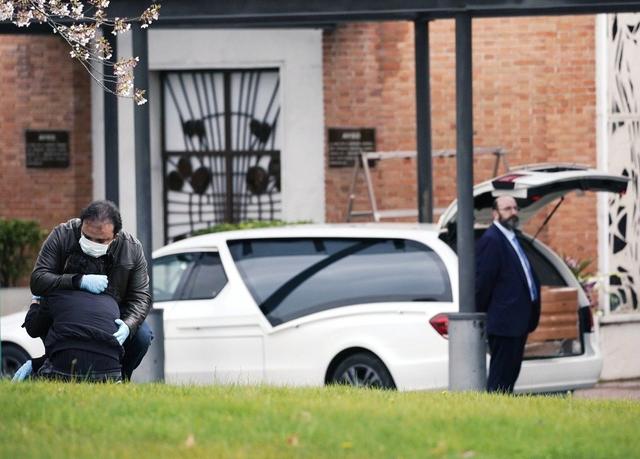 确诊病例■全球确诊超34万 西班牙疫情彻底爆发 溜冰场被改停尸房