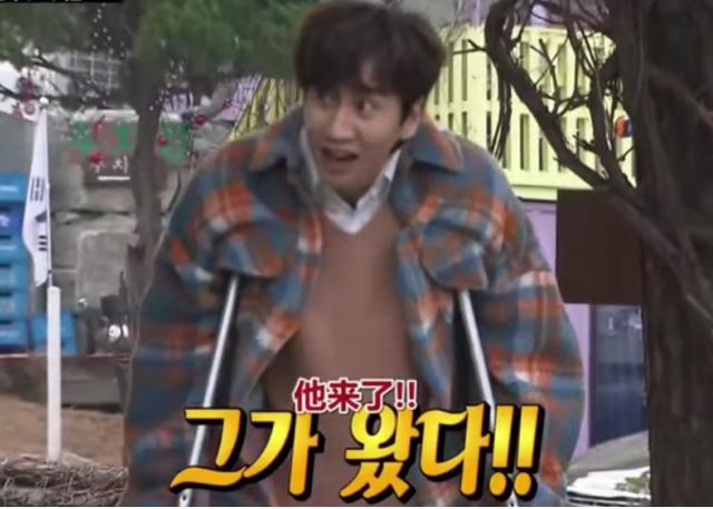 「runningman」李光洙拄拐回归 网友：敬业精神令人感动！