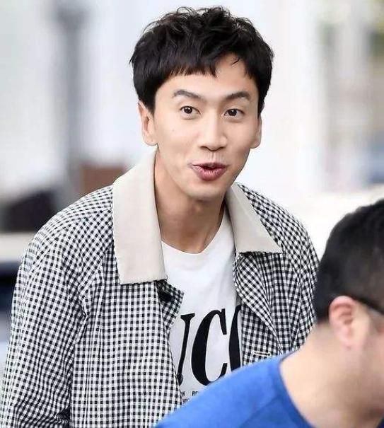 「runningman」李光洙拄拐回归 网友：敬业精神令人感动！