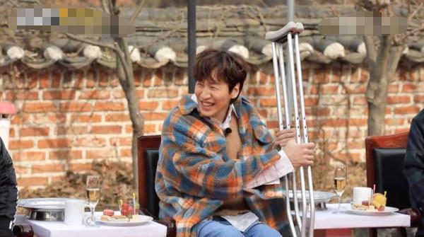 「runningman」李光洙拄拐回归 网友：敬业精神令人感动！