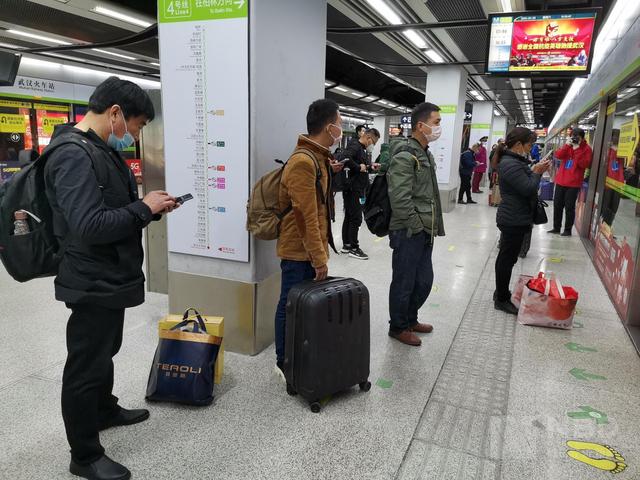 『武汉地铁』武汉地铁恢复运营 需扫描实名二维码 每排座椅限坐三人