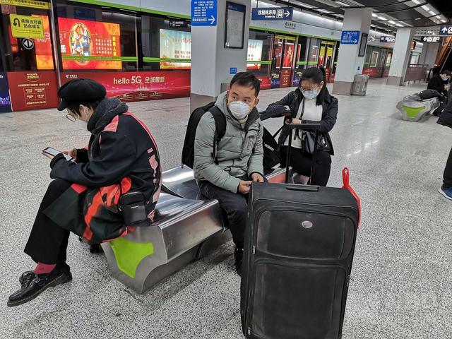 『武汉地铁』武汉地铁恢复运营 需扫描实名二维码 每排座椅限坐三人
