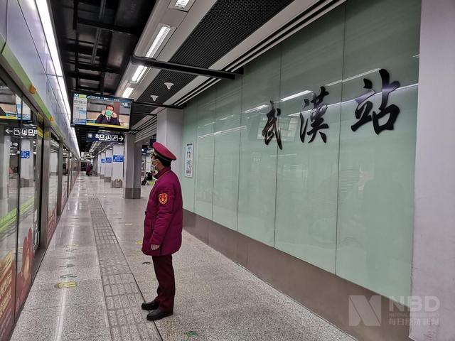 『武汉地铁』武汉地铁恢复运营 需扫描实名二维码 每排座椅限坐三人
