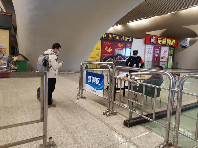 『武汉地铁』武汉地铁恢复运营 需扫描实名二维码 每排座椅限坐三人