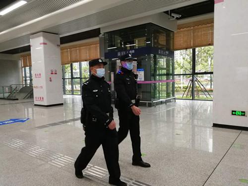 『武汉地铁』武汉地铁恢复运营 需扫描实名二维码 每排座椅限坐三人