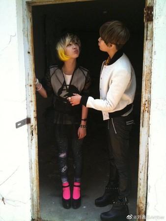 『Amber』Amber连发5合照为雪莉庆生 粉丝泪如雨下：想念她
