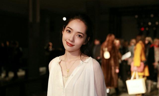 「肚子」郭碧婷再被疑怀孕 与向佐甜蜜旅行晒照 网友：这得有4个月了