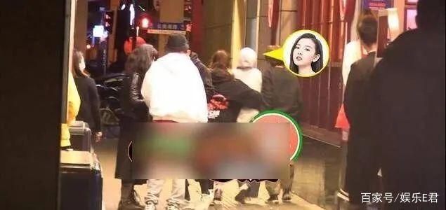 小太妹■喝多了？宋祖儿疑醉酒踢人像“太妹”，当事人称只是打招呼