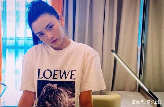 小太妹■喝多了?宋祖儿疑醉酒踢人像“太妹”,当事人称只是打招呼