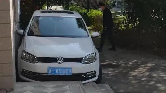 小祝■浙江一司机停车技术前所未见，最厉害的在车底！交警都看呆