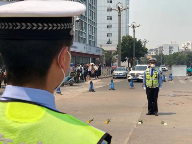 【森林消防】西昌火灾英雄名单公布 当地市民送别救火勇士